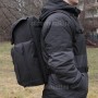 тактический рюкзак Mr. Martin 5071 черный (на человеке вид с правого бока)